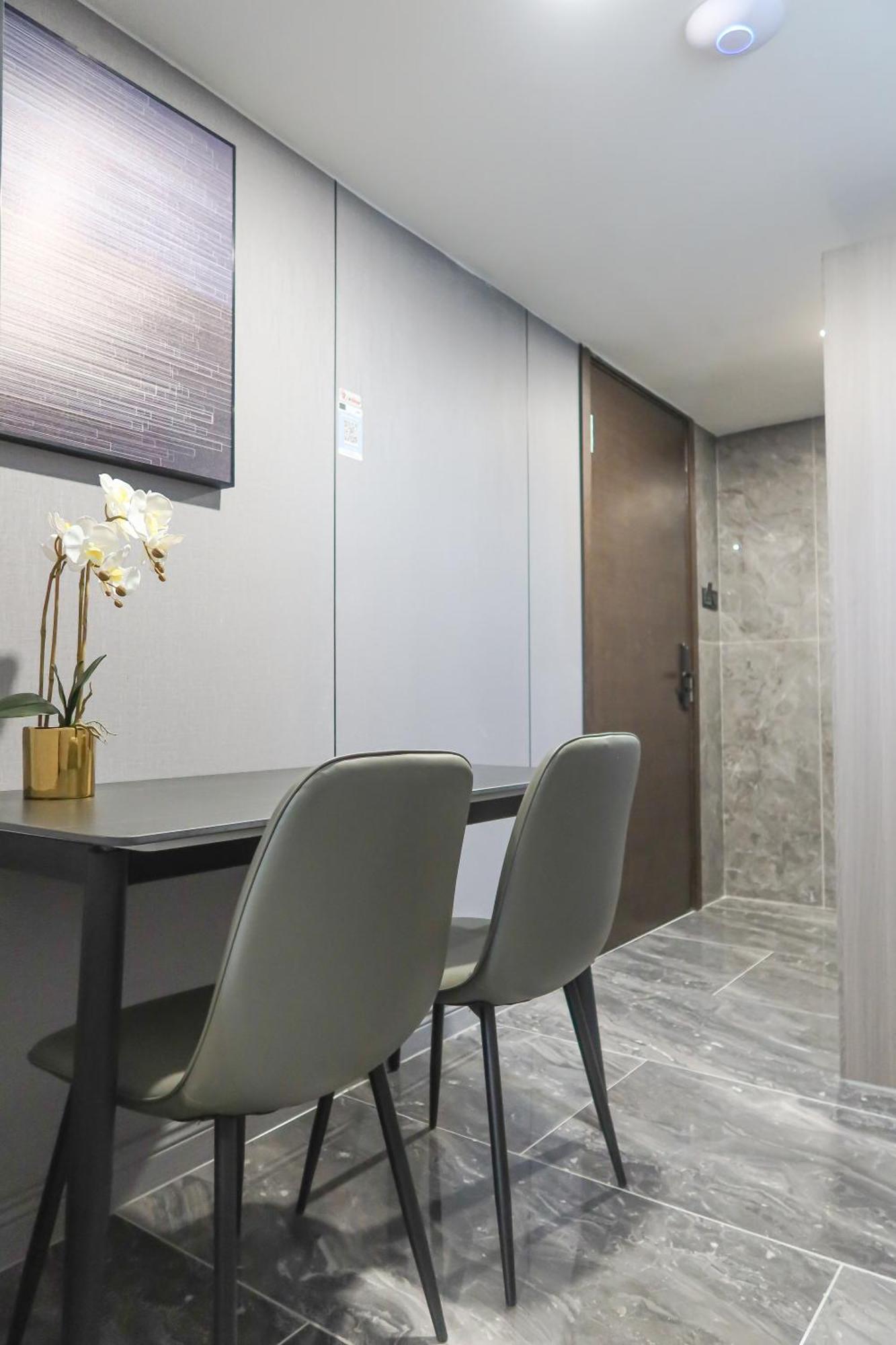 Apartemen Rr & *